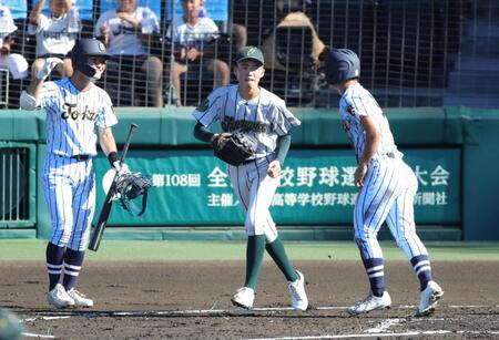 １回、東海大甲府・伊沢に２点目となる適時打を許し、ガックリの鶴岡東・小山（中央）＝撮影・坂部計介