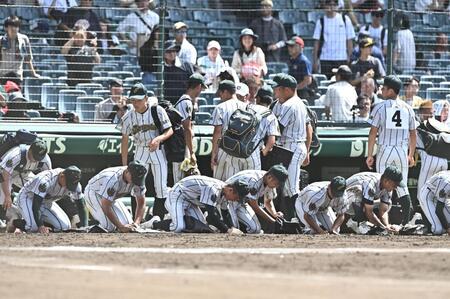１回戦で敗退し甲子園の土を集める鶴岡東ナイン（撮影・開出牧）