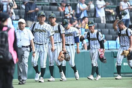 １回戦で敗退し引き揚げる佐藤俊監督（手前から２人目）ら鶴岡東ナイン（撮影・開出牧）