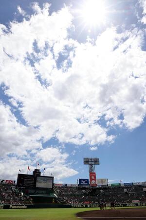 強い日差しが照りつける甲子園球場