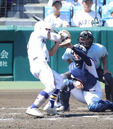 ３回、健大高崎・佐藤は頭部に死球を受ける（撮影・坂部計介）