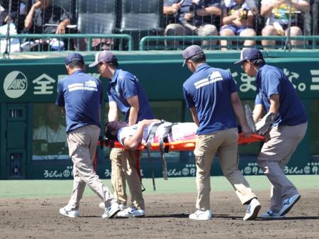 ３回、健大高崎・佐藤は頭部に死球を受け、担架で運ばれる（撮影・坂部計介）