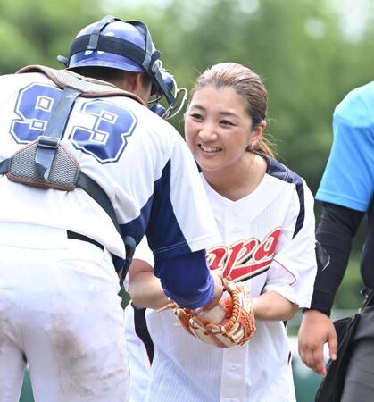 始球式を終え、捕手からボールを手渡される高代さんの娘・梶野千夏さん（撮影・高部洋祐）