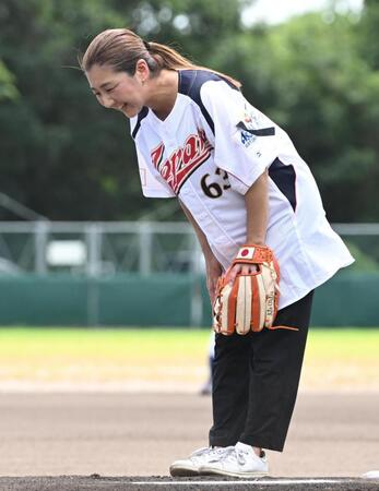 始球式を終え一礼する高代さんの娘・梶野千夏さん（撮影・高部洋祐）