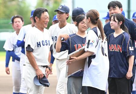 試合前、高代さんの娘・梶野千夏さん（右手前）にあいさつする法大・大島公一監督（左手前）＝撮影・高部洋祐