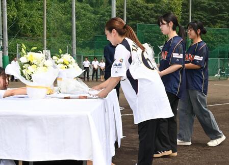 試合前、献花を行う高代さんの娘・梶野千夏さん（手前）ら（撮影・高部洋祐）