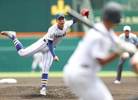 １回、力投する先発投手の健大高崎・石垣（撮影・中田匡峻）