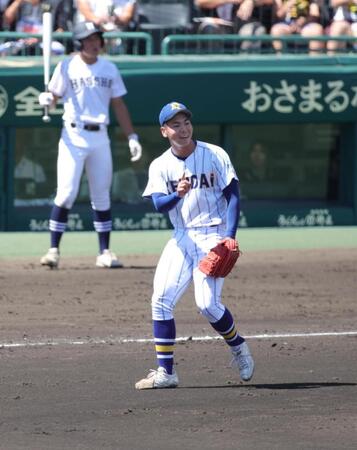 ２回、ピンチを凌ぎ、笑顔を見せる健大高崎・石垣（撮影・坂部計介）