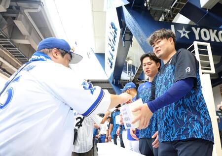 募金活動をする伊勢（右端）＝撮影・石井剣太郎