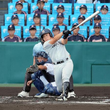 ３回、江原が右越えに先制二塁打を放つ