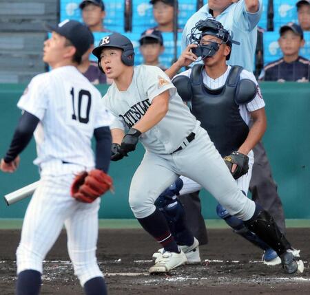 ３回、江原が右越えに先制二塁打を放つ。投手工