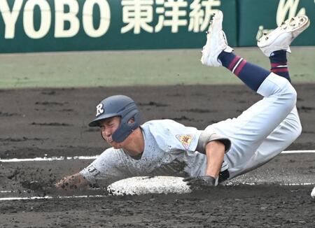 ２回、内野安打を放ち、ヘッドスライディングする立命館宇治・三村門士（撮影・高部洋祐）