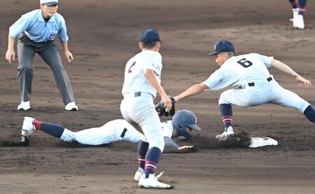 ７回、二盗に失敗する有明・永田晴輝。左端は二塁塁審の佐藤（撮影・高部洋祐）