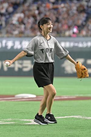 ファーストピッチを務めた望月理恵（撮影・持木克友）