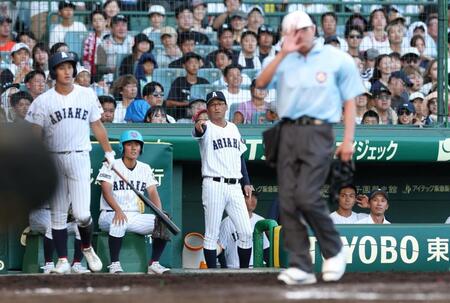 ７回、有明・永田晴輝の二盗アウト判定にビデオ検証を要求する有明・高見一茂監督（中央）＝撮影・中田匡峻