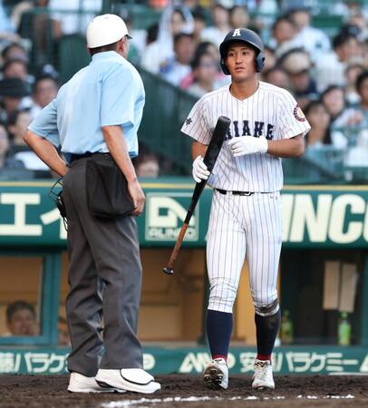 ７回、有明・永田晴輝の二盗アウト判定にビデオ検証を要求する有明・実田聡志（右）＝撮影・中田匡峻