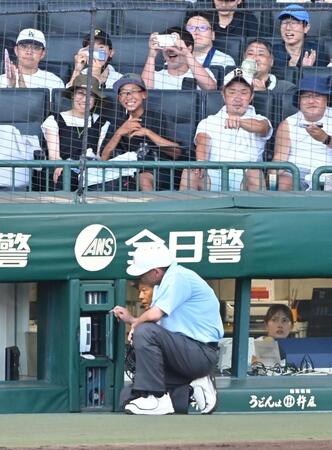 ７回、ビデオ検証の結果を待つ主審＝甲子園（撮影・高部洋祐）