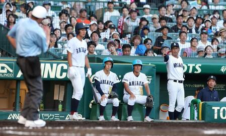 ７回、有明・永田晴輝の二盗アウト判定にビデオ検証を要求する有明・高見一茂監督（右）＝撮影・中田匡峻