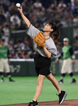 ファーストピッチを務める望月理恵