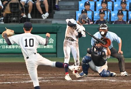 ９回、逆転打を放つ有明・永田晴輝（撮影・高部洋祐）