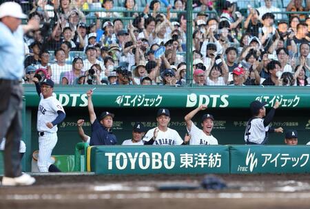 ７回、有明・永田晴輝の２点適時打で盛り上がる有明ナイン。左は有明・高見一茂監督（撮影・中田匡峻）