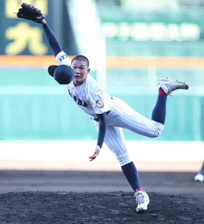 ６回、力投する有明・斉藤遼汰郎＝甲子園（撮影・中田匡峻）