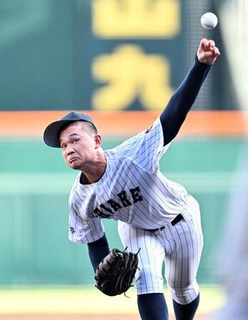 ５回から２番手で登板、力投する有明・斉藤