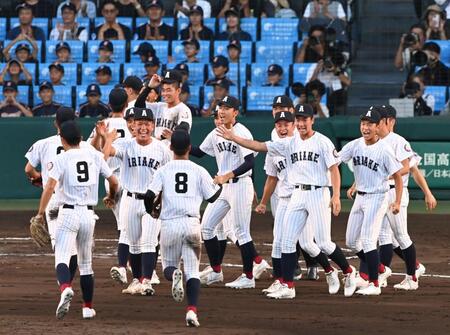 立命館宇治に勝利し、喜び合う有明ナイン（撮影・高部洋祐）