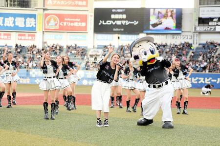 「ＬＯＶＥマシーン」を熱唱する後藤真希＝球団提供