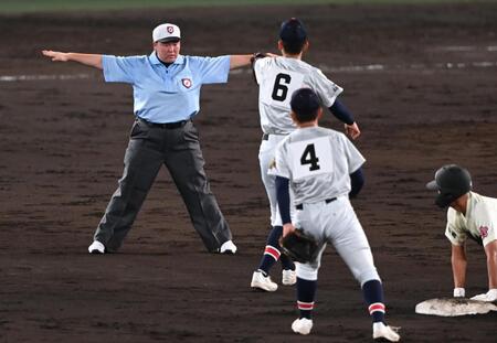 ６回、セーフのジェスチャーをとる岩男塁審（左）＝撮影・高部洋祐