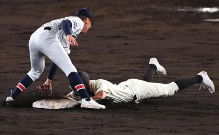 ６回、立正大淞南・川口元のけん制で帰塁する長崎日大・梶山風岳（右）＝撮影・高部洋祐