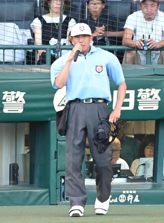 ７回、ビデオ検証の結果を説明する主審（撮影・高部洋祐）