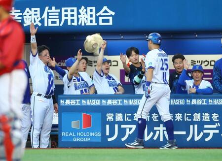 １回、先制本塁打を放った筒香を迎えるＤｅＮＡナイン（撮影・石井剣太郎）
