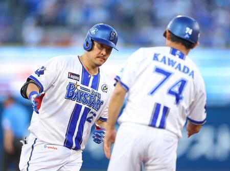 １回、先制本塁打を放ち、本塁へ向かう筒香（左）＝撮影・石井剣太郎