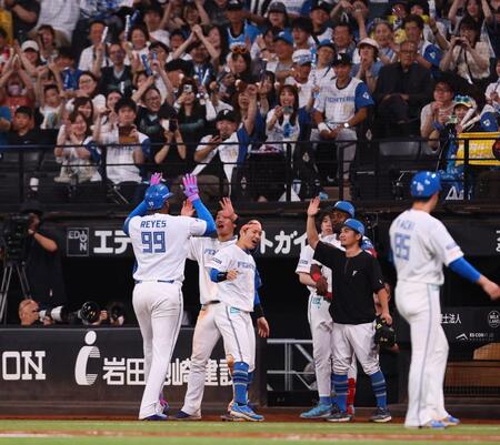 ８回、同点打を放ち、ナインに迎えられるレイエス（９９）＝撮影・中島達哉