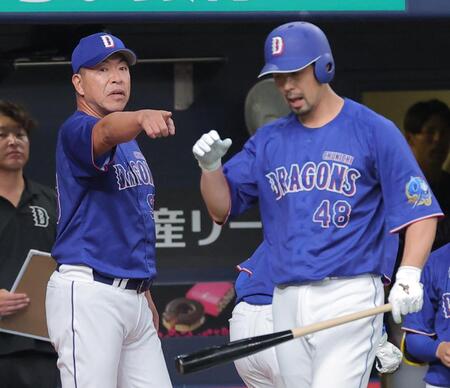 ９回、代打に阿部（右）を告げる井上監督（撮影・西田忠信）