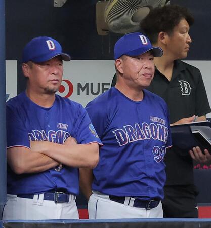 ５回、ベンチから試合を見つめる松中コーチ（左）と井上監督（撮影・西田忠信）