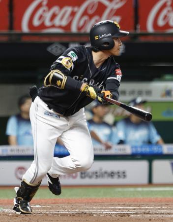 　７回ソフトバンク１死二、三塁、代打柳町が左中間に２点三塁打を放つ＝ベルーナドーム