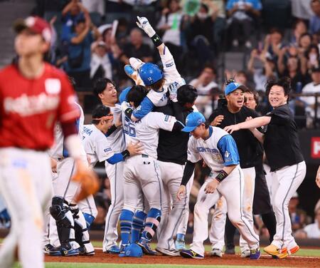 ９回、サヨナラ勝ちし、ナインから手荒く祝福される矢沢（中央）＝撮影・中島達哉