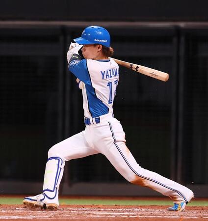 ９回、右前打を放つ矢沢（撮影・中島達哉）