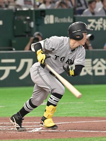 ６回、中前安打を放つ浦田（撮影・持木克友）