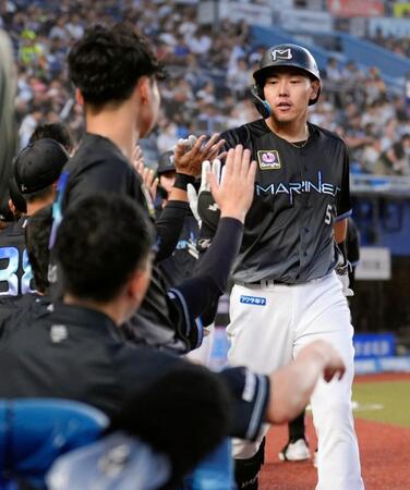 １回、２ランを放ちナインに迎えられる安田