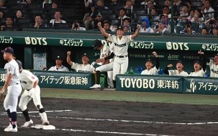 ２回、長崎日大・太田涼介（左から２人目）の適時三塁打にわく長崎日大ナイン（撮影・高部洋祐）