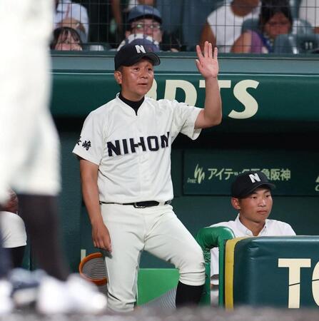 ２回、ベンチから指示を出す長崎日大・平山清一郎監督（撮影・中田匡峻）