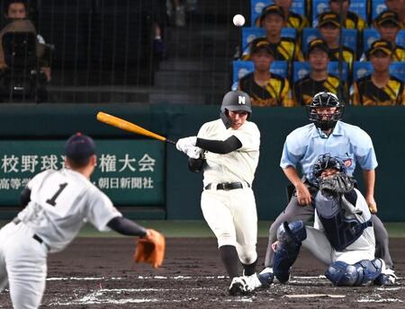 ２回、先制の２点打を放つ長崎日大・小池郁（撮影・高部洋祐）