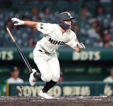 ６回、ライトへ２点適時三塁打を放つ長崎日大・広石歩（撮影・中田匡峻）