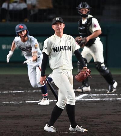 ６回、立正大淞南・金城旬太朗（左）に安打を浴びる長崎日大・古賀友樹（撮影・高部洋祐）