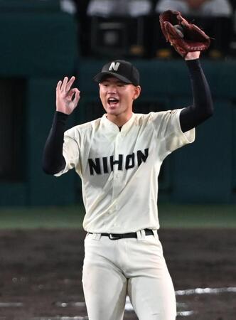 ６回、笑顔でナインに声をかける長崎日大・古賀友樹（撮影・高部洋祐）