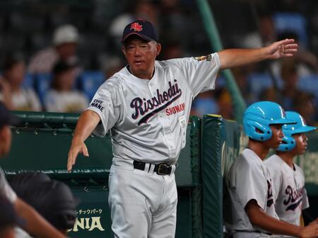 ６回、ビデオ検証を要求の為、選手を呼ぶ立正大淞南・太田充監督（撮影・中田匡峻）