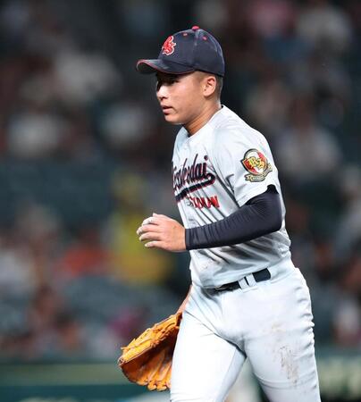 ２回、長崎日大に３点を奪われ、ベンチに戻る立正大淞南・川口元（撮影・中田匡峻）